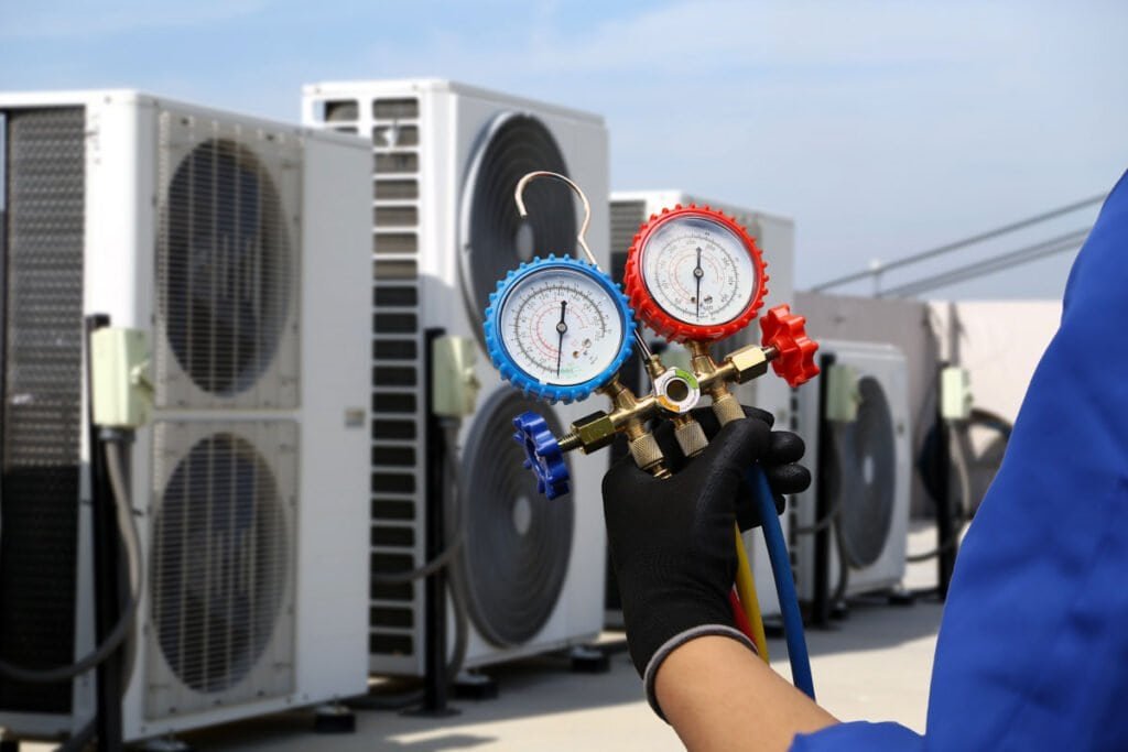 TunaSolar S.L.P. air conditioning electrical technician service using measuring m