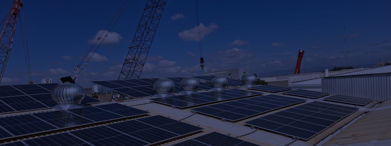 TunaSolar S.L.P. Paneles solares en tejado de proyecto de energía solar de TunaSolar, líder en soluciones de energía renovable en México.